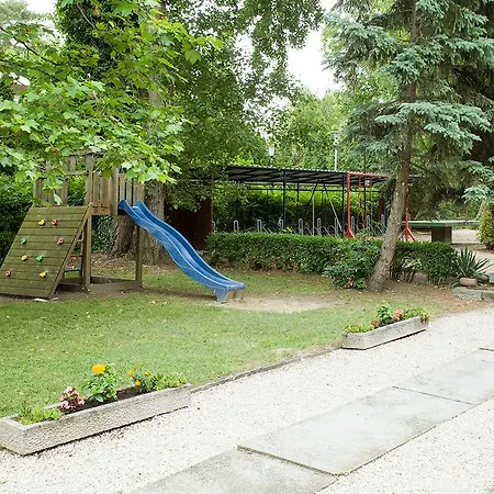 Lido Tarsasnyaralo アパート