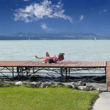 Lido Tarsasnyaralo アパート