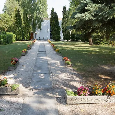 Lido Tarsasnyaralo Apartment